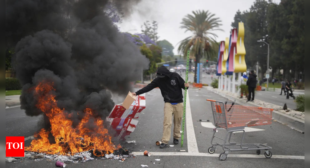 Los-Angeles-immigration-protests-Donald-Trump-praises-National-Guard-bans.jpg