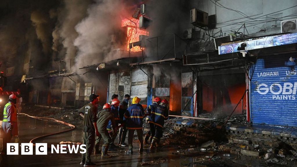 Six killed in Pakistan shopping mall fire